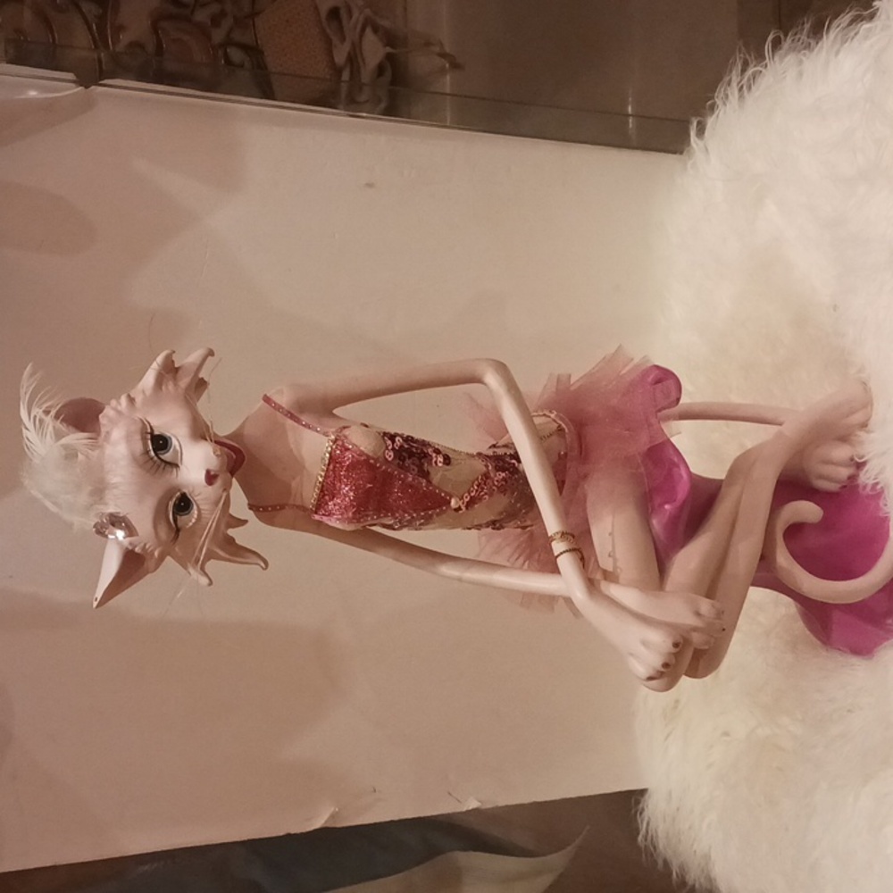 CAT DOLL STATUE